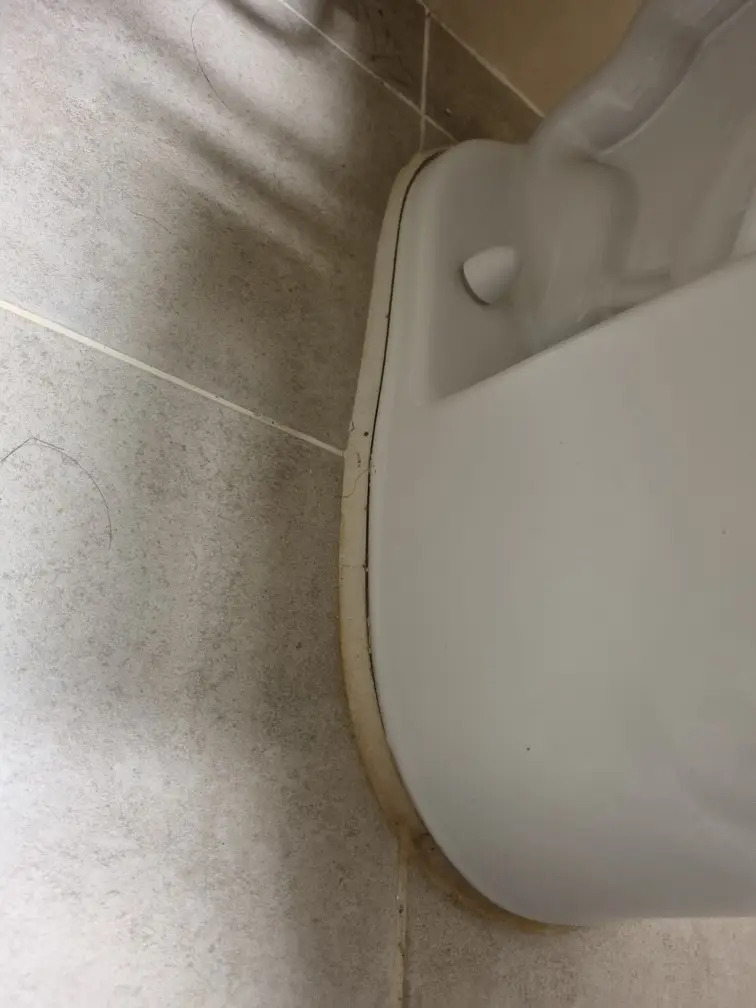 변기가 흔들거릴 때, 막힘해결119 백시멘트 작업으로 잡는 확실한 방법